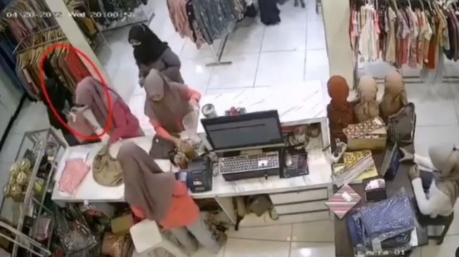 Menjelang Lebaran, Wanita Ini Terekam CCTV Curi Baju di Toko (instagram/berita_bojonegoro2)