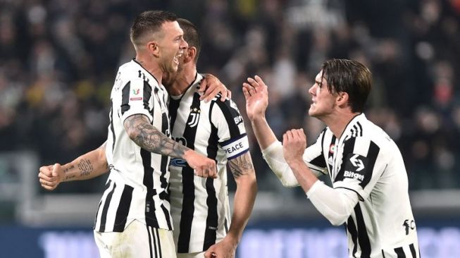 Pemain Juventus Federico Bernardeschi merayakan golnya bersama Leonardo Bonucci dan Dusan Vlahovic ketika Juventus menang 2-0 atas Fiorentina. [Dok.Antara]