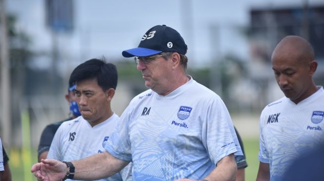 Pelatih Persib Bandung Robert Rene Alberts memberikan arahan dalam sesi latihan jelang laga Liga 1. [Foto: Liga Indonesia Baru]