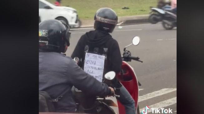 Viral Pemotor Honda Scoopy Joget-Joget di Jalan Jadi Sorotan, Tulisan di Punggung Bikin Publik Salut