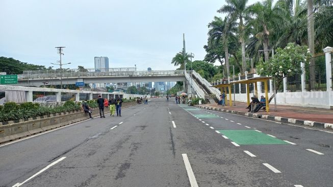 Massa 21 April Mulai Berdatangan Geruduk Gedung DPR, Jalan Gatot Subroto Arah ke Slipi Ditutup