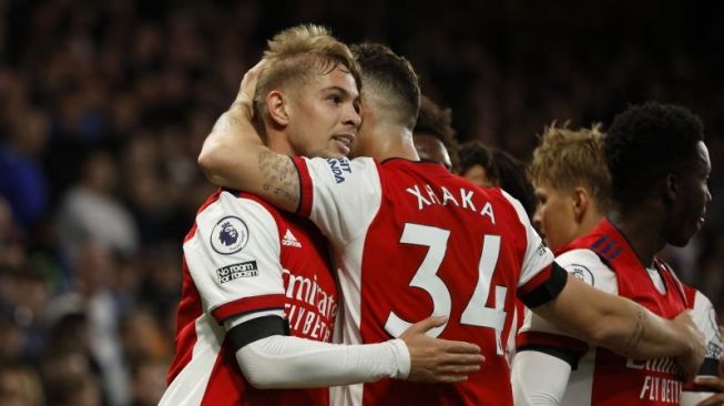 Pemain Arsenal Emile Smith Rowe merayakan golnya bersama Granit Xhaka ketika The Gunners menang 4-2 atas Chelsea dalam pertandingan Liga Inggris di Stamford Bridge, London, Inggris, 20 April 2022. [Action Images via Reuters/JOHN SIBLEY]