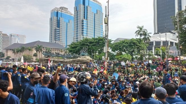 Massa Mahasiswa saat Aksi 21 April di kawasan Patung Kuda, Jakarta Pusat. (Suara.com/Yaumal)