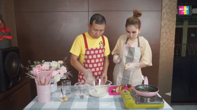 Momen Ayu Ting Ting dan Ayah Ojak Bikin Takjil (YouTube Qiss You TV)