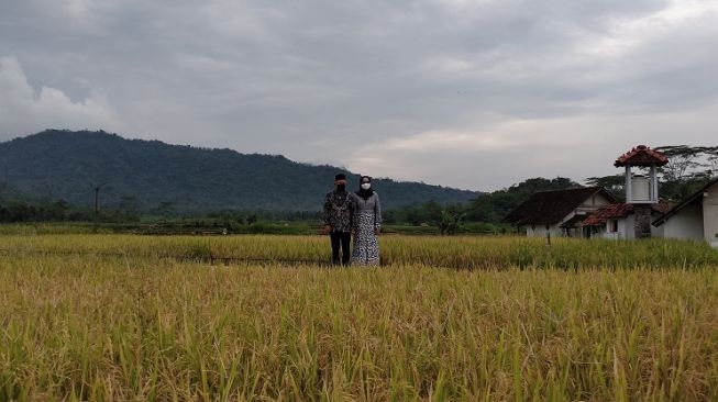 Wakil Presiden Ma'ruf Amin dan istri Wury Ma'ruf Amin tengah berbincang dengan Kepala Desa Karangrejo, Muhamad Hely Rofikun di Restoran Truntum Gasblock di kawasan Balkondes Karangrejo, Magelang, Jawa Tengah, Kamis (21/4/2022). (foto dok. tim wapres)