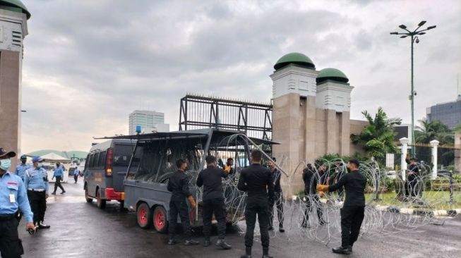 Hadapi Demo Mahasiswa, Aparat Pasang Kawat Berduri di Depan Gedung DPR RI