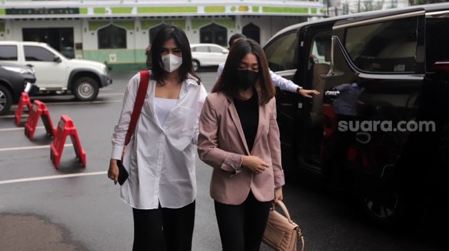 Selebgram Chandrika Chika (kanan) tiba untuk menjalani pemeriksaan di Polres Metro Jakarta Selatan, Kamis (21/4/2022). [Suara.com/Angga Budhiyanto]