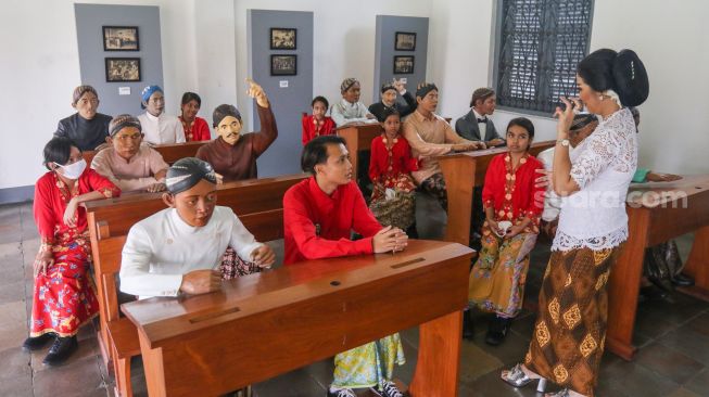 Siswa Sekolah Darurat Kartini mengunjungi ruang Kartini di Museum Kebangkitan Nasional, Jakarta Pusat, Kamis (21/4/2022). [Suara.com/Alfian Winanto]
