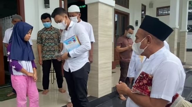 Momen Haru Edy Rahmayadi Borong Buku yang Dijual Anak Yatim di Masjid