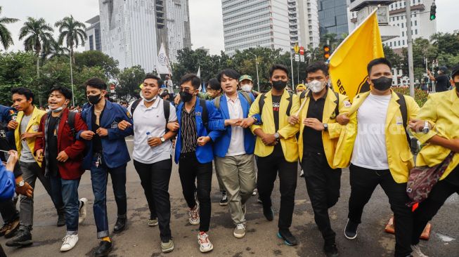 Massa aksi yang tergabung dalam Badan Eksekutif Mahasiswa Seluruh Indonesia (BEM SI) menggelar aksi unjuk rasa di Kawasan Patung Kuda, Jakarta Pusat DPR RI, Jakarta, Kamis (22/4/2022). [Suara.com/Alfian Winanto]
