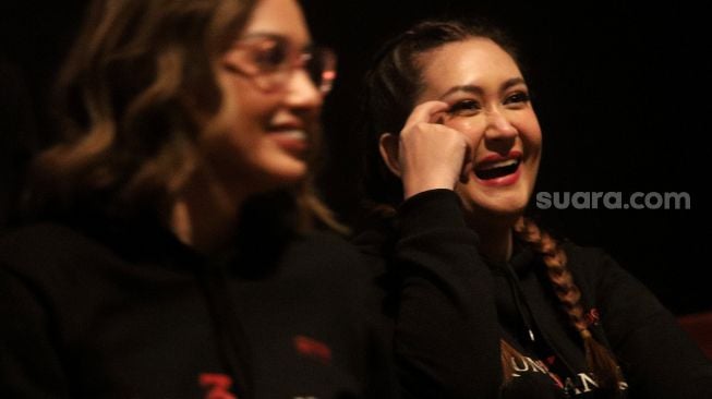 Pemeran dalam film Kuntilanak 3, Nafa Urbach (kanan) ditemui saat acara konferensi pers film terbarunya di Epicentrum Walk, Jakarta, Kamis (21/4/2022). [Suara.com/Angga Budhiyanto]