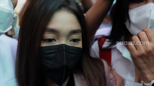 Selebgram Chandrika Chika bergegas usai menjalani pemeriksaan di Polres Metro Jakarta Selatan, Kamis (21/4/2022). [Suara.com/Angga Budhiyanto]