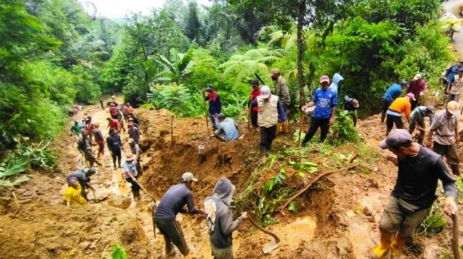 Sempat Longsor, Jalan Utama Bandung-Cianjur Sudah Dibuka Setengah Jalur