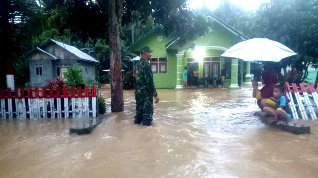 Sungai Meluap,Pemukiman Warga Desa Ipilo Di Gorontalo Utara Terendam Banjir