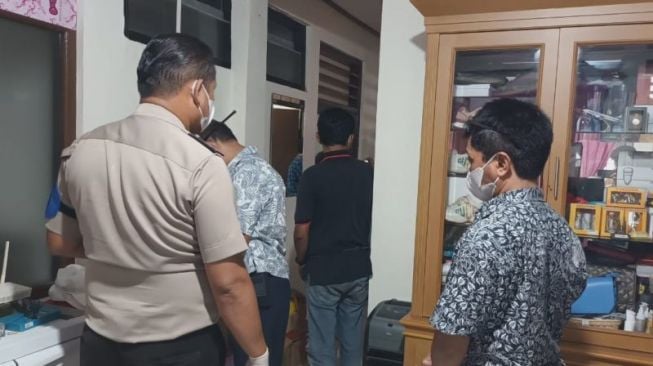 Polisi olah TKP perampokan berlian dan emas di Jatinegara, Jakarta, Jumat (22/4/2022). ANTARA/Yogi Rachman