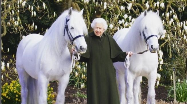 Bersama Kuda Poni, Begini Potret Ratu Elizabeth Saat Ulang Tahun ke-96