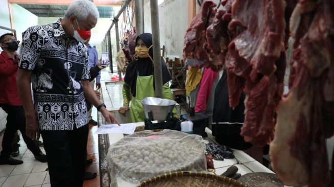 Ganjar Sidak Pasar Wage Banyumas, Temukan Harga Daging Naik Signifikan