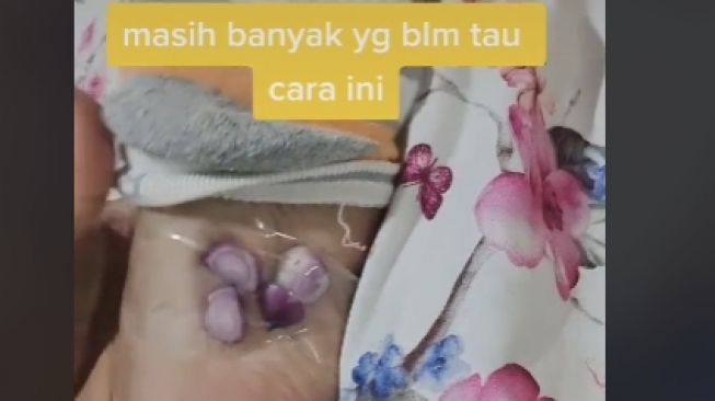 Netizen Ini Bagikan Kebiasaan Tempelkan Potongan Bawang Merah ke Telapak Kaki Jelang Tidur, Ternyata Berjuta Khasiatnya