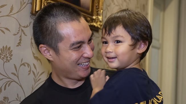 Potret Kiano Tiger Wong saat Berdoa Bikin Baim Wong Bangga: Semoga Jadi Anak Sholeh