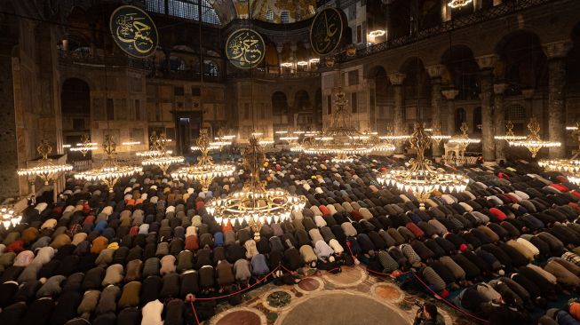 Pelaksanaan shalat tarawih berjamaah pertama yang dihadiri ratusan wisatawan dan warga lokal di Hagia Sophia, Istanbul, Turki, Kamis (21/4/2022) malam waktu setempat.  [AFP/Photo]