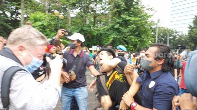 SH, mahasiswa saat ditangkap aparat kepolisian lantaran diduga menjadi provokator aksi 21 April yang digelar di kawasan Patung Kuda, Jakarta Pusat. (Suara.com/Yaumal)