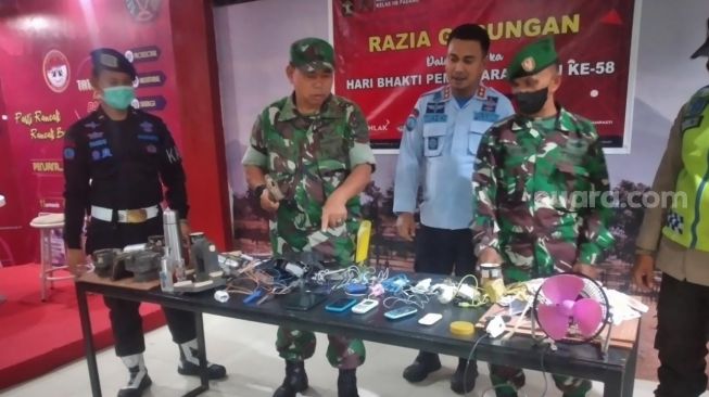 Geledah Lapas dan Rutan di Padang, Petugas Temukan Puluhan Barang Terlarang