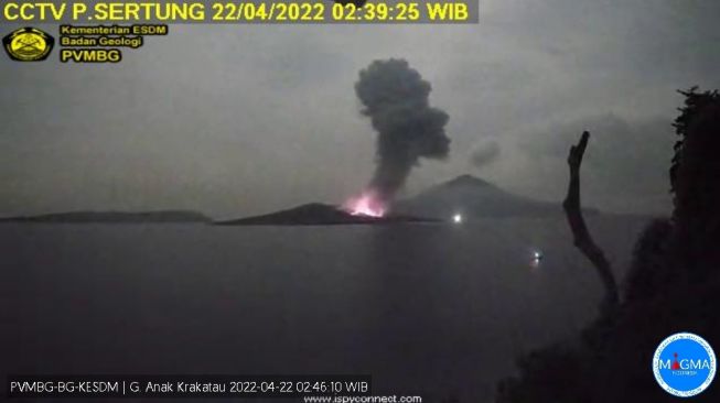 Sejak Tengah Malam, Gunung Anak Krakatau Meletus 3 Kali