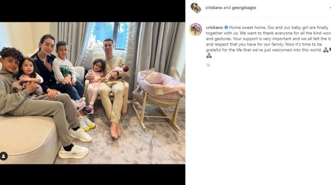 Cristiano Ronaldo bagikan potret perdana bersama putrinya. (Instagram/cristiano)