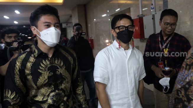 Penyanyi Herman Josis Mokalu alias Yosi Project Pop bergegas usai menjalani pemeriksaan di Bareskrim Polri, Jakarta, Jumat (22/4/2022). [Suara.com/Angga Budhiyanto]