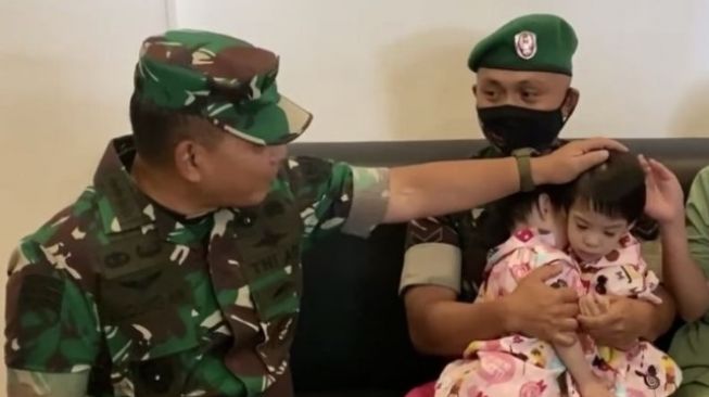 Terharu Operasi Anak Kembar Siam Berhasil, Kepala Staf TNI AD Mau Kirim Mainan dan Makanan