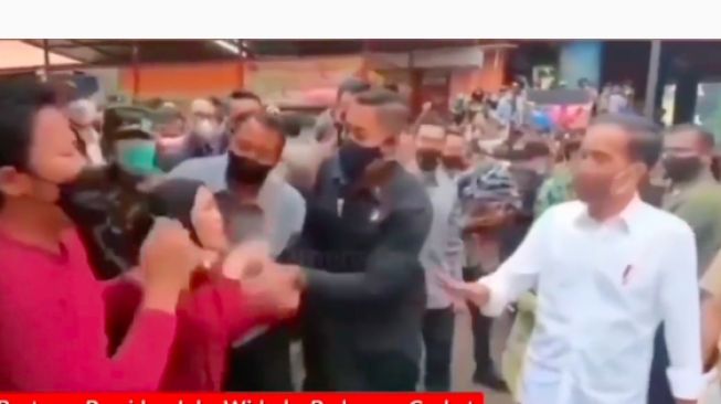 Menangis Sesenggukan di Depan Jokowi, Ibu Pedagang Ngadu Keluarganya Lapor Pungli Malah Ditahan Polisi