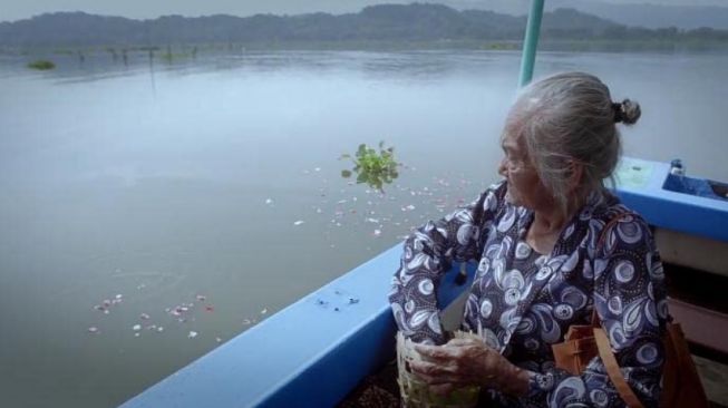 Pencarian Makam Suami yang Pergi Berperang, Kisah Perjalanan Cinta Sejati Mbah Sri Viral!