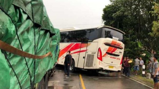 Brak! Tabrakan Dua Bus di Purworejo, Satu Orang Pengemudi Dikabarkan Tewas