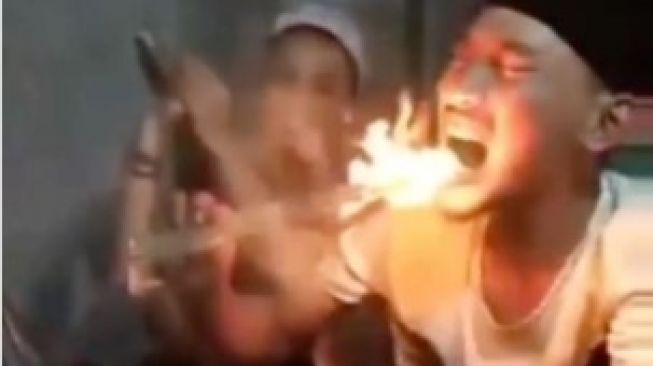 Akibat Minyak Goreng Mahal, Aksi Pemuda Nekat Makan Bara Api Viral di Media Sosial