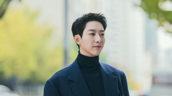 Potret Lee Jung Shin CNBLUE di Shooting Stars (Instagram/@tvn_drama)