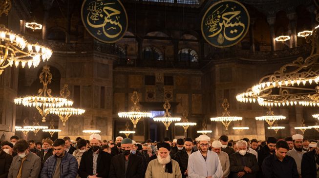 Pelaksanaan shalat tarawih berjamaah pertama yang dihadiri ratusan wisatawan dan warga lokal di Hagia Sophia, Istanbul, Turki, Kamis (21/4/2022) malam waktu setempat.  [AFP/Photo]