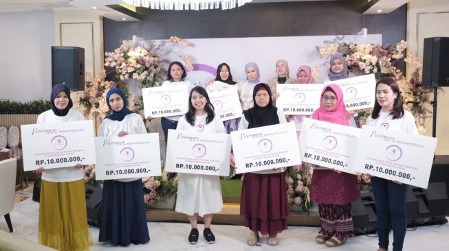 Hari Kartini, Shandy Purnamasari Beri Penghargaan dan Sumbangan ke 10 Perempuan Mandiri