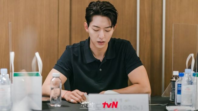 Potret Lee Jung Shin CNBLUE di Shooting Stars (Instagram/@tvn_drama)