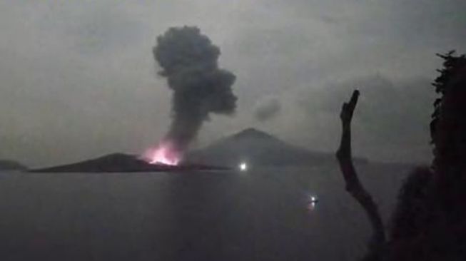 Gunung Anak Krakatau Meletus Berstatus Siaga, Warga Pesisir Diminta Waspada