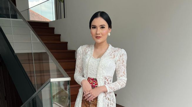  Gaya Seleb Berkebaya di Hari Kartini (Instagram/@nellakharisma)