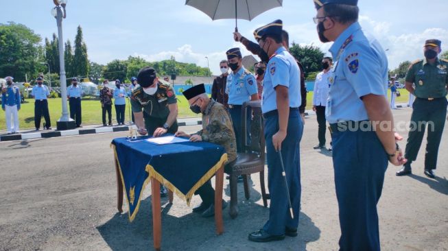 Tengok Akademi Angkatan Udara, Wapres Ma'ruf Tanam Pohon Jambu Bol dan Sematkan Pesan Bagi Para Taruna