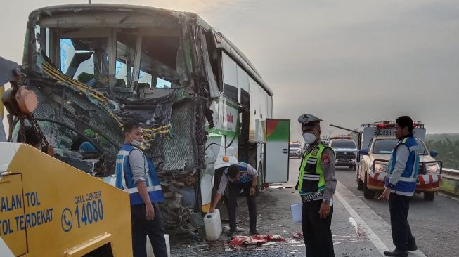 Kecelakaan Mengerikan Bus Tabrak Truk di Tol Sumut, 2 Orang Tewas