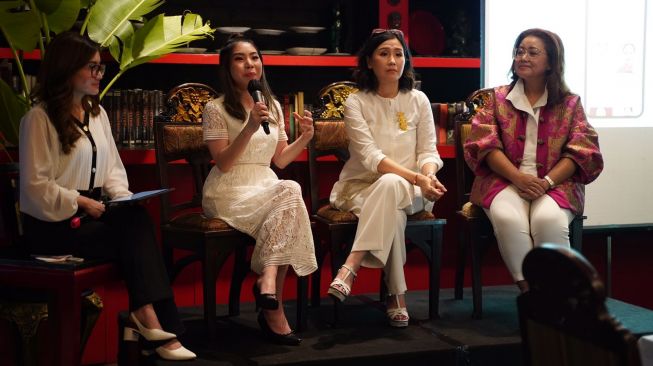 Susan Nio (kedua dari kiri), Veronica Tan, dan Roslina Verauli. [dokumentasi LoveCare]