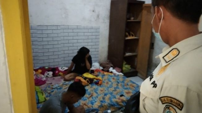 Diduga Prostitusi Terselubung, Seorang Perempuan Bersama 3 Pria Tertangkap di Kamar Rp 300 Ribuan