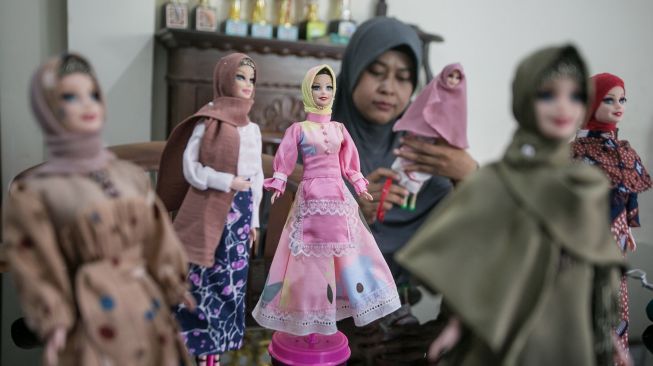 Perajin menyelesaikan pembuatan boneka barbie berbusaha hijab di Keprabon, Solo, Jawa Tengah, Jumat (22/4/2022).  ANTARA FOTO/Mohammad Ayudha