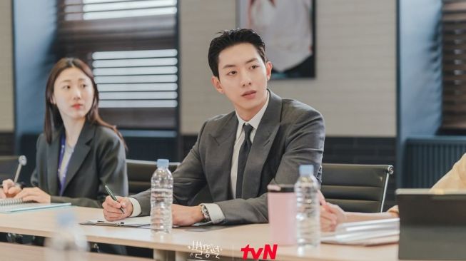 Potret Lee Jung Shin CNBLUE di Shooting Stars (Instagram/@tvn_drama)