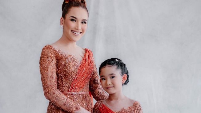  Gaya Seleb Berkebaya di Hari Kartini (Instagram/@ayutingting92)