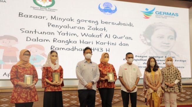 Eka Hospital Wakafkan Alquran Bersama DWP Kementerian Kesehatan