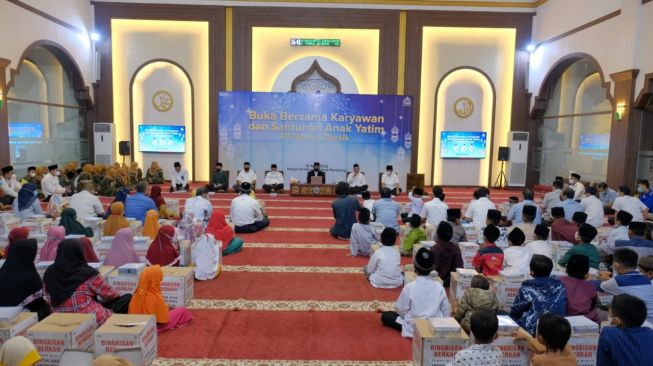 Momentum Ramadan, Semen Gresik Beri Santunan 200 Anak Yatim Rembang