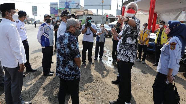 Ganjar Cek Jalur Mudik Selatan Jateng: Jalannya Naik Turun dan Berkelok, Pemudik Harus Berhati-hati!